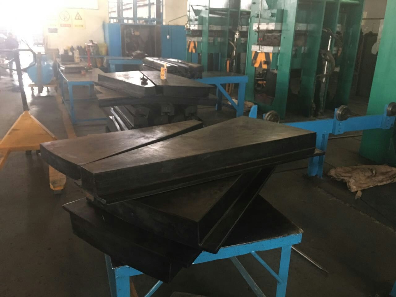 球磨機(jī)橡膠內(nèi)襯板